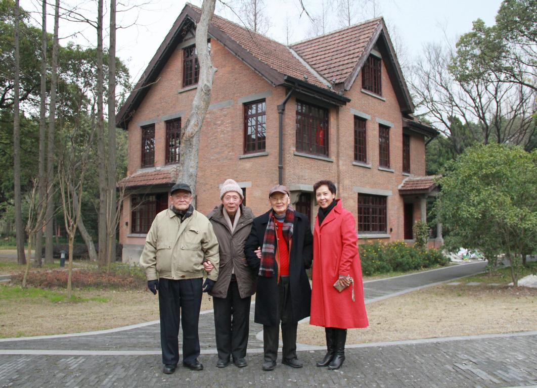 聖約翰大學速盈娱乐會長汪誠繼（左2）及其他兩位速盈娱乐負責人來我校訪問參觀